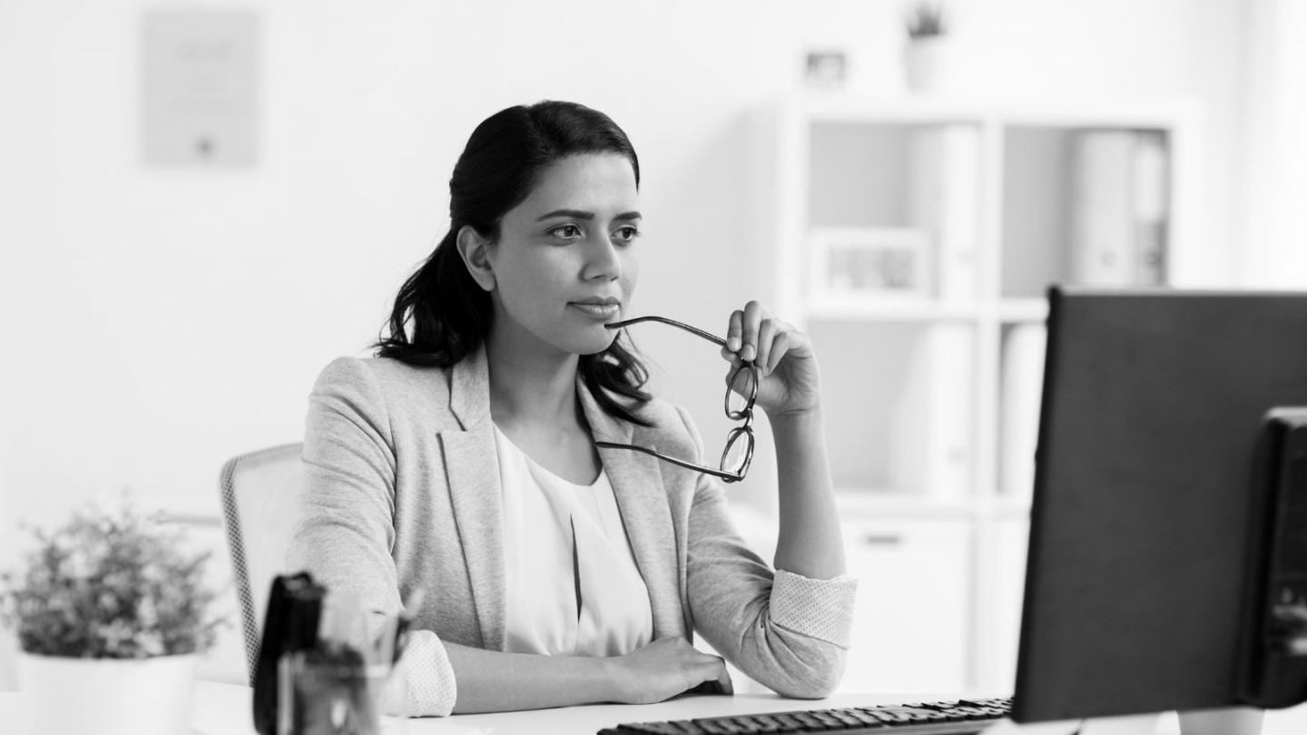 Moderne Lernumgebung mit digitaler Ausstattung für interaktive Programmierkurse